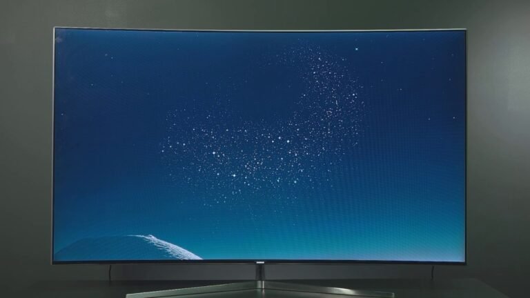 tv preta com luz de fundo acesa