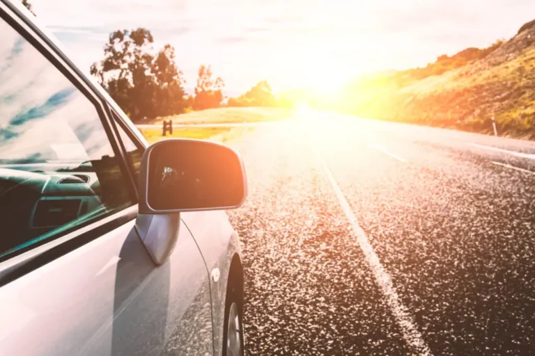 um carro alugado em uma estrada ensolarada