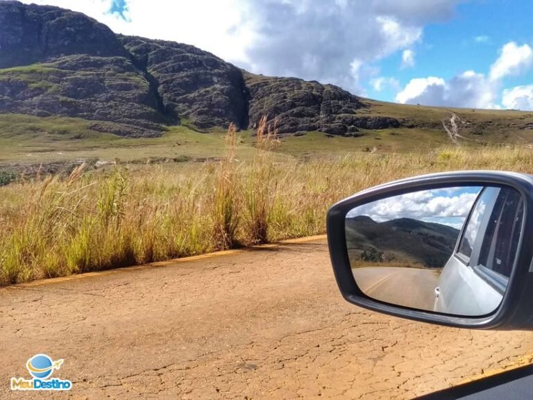 um carro com uma paisagem de minas gerais