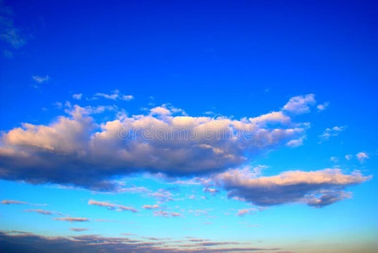 um ceu azul sereno ao amanhecer