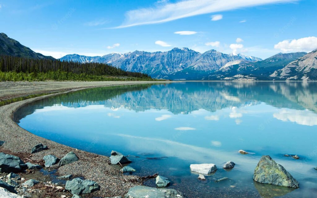 um lago sereno ao amanhecer