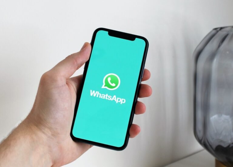 um smartphone com o icone do whatsapp