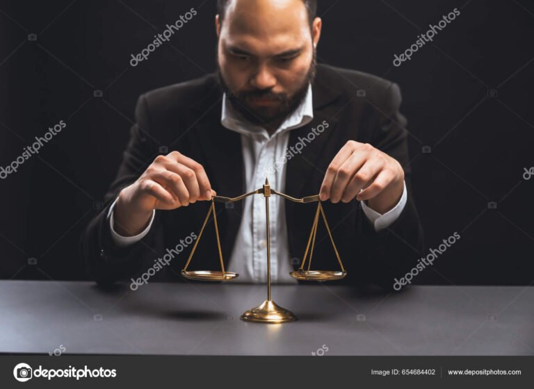 Quais São os Principais Motivos Que Levam à Justa Causa 13 uma balanca simbolizando justica e decepcao