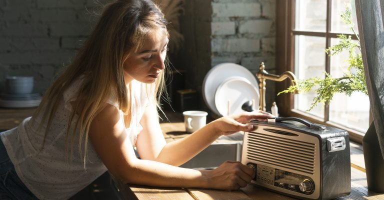 uma pessoa ouvindo radio em casa