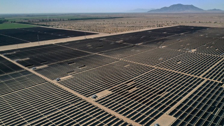 usina solar gigante no deserto