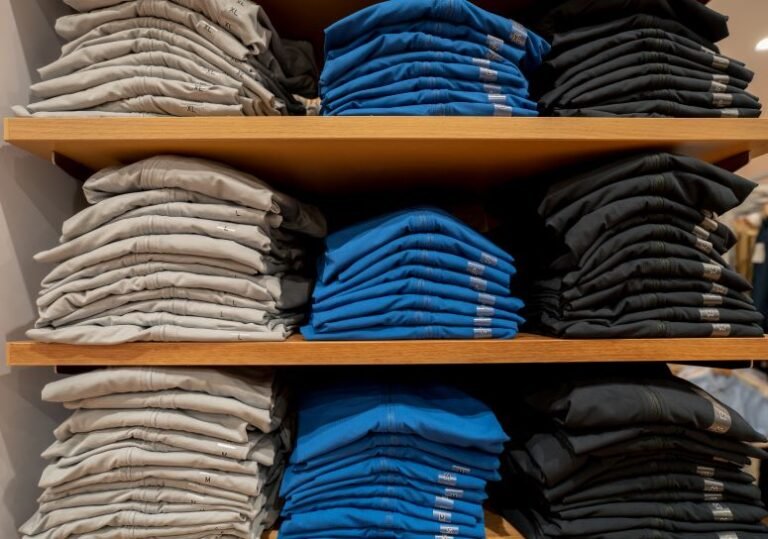 Onde Encontrar Roupas no Atacado no RJ com os Melhores Preços 18 variedade de roupas em prateleiras organizadas