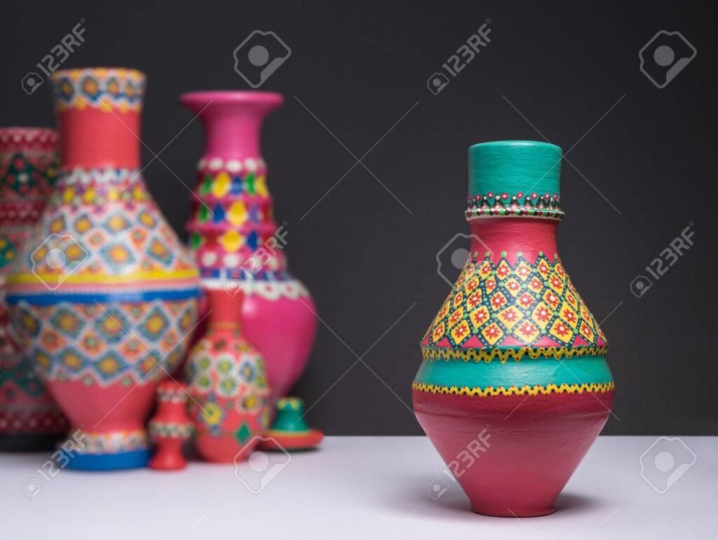 vasos de barro coloridos em exposicao