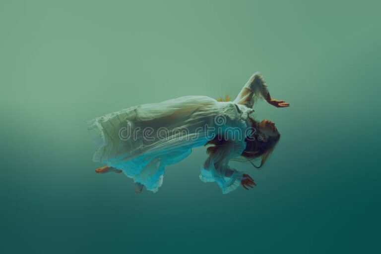 vestimentas brancas em um ambiente aquatico