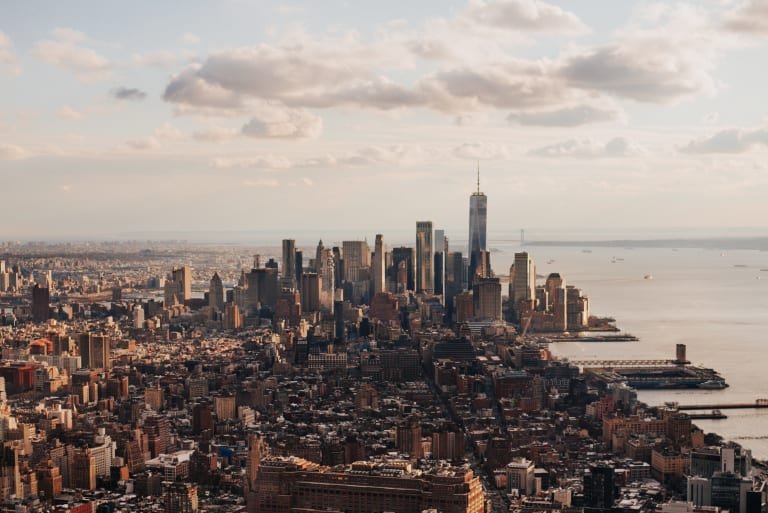 vista aerea de nova york com icones financeiros