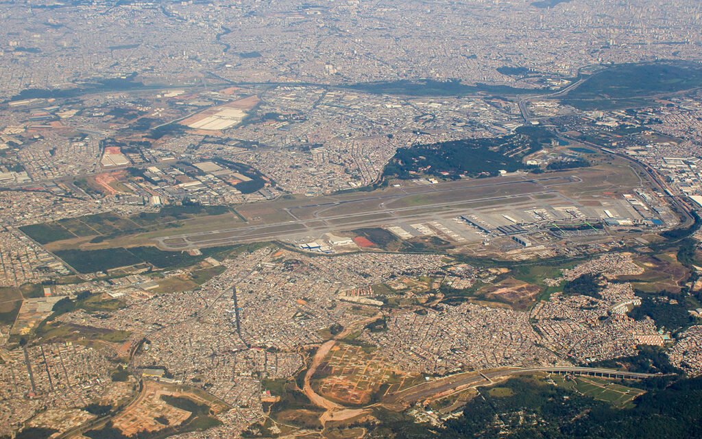 Qual é a localização e os serviços do Aeroporto GRU em São Paulo