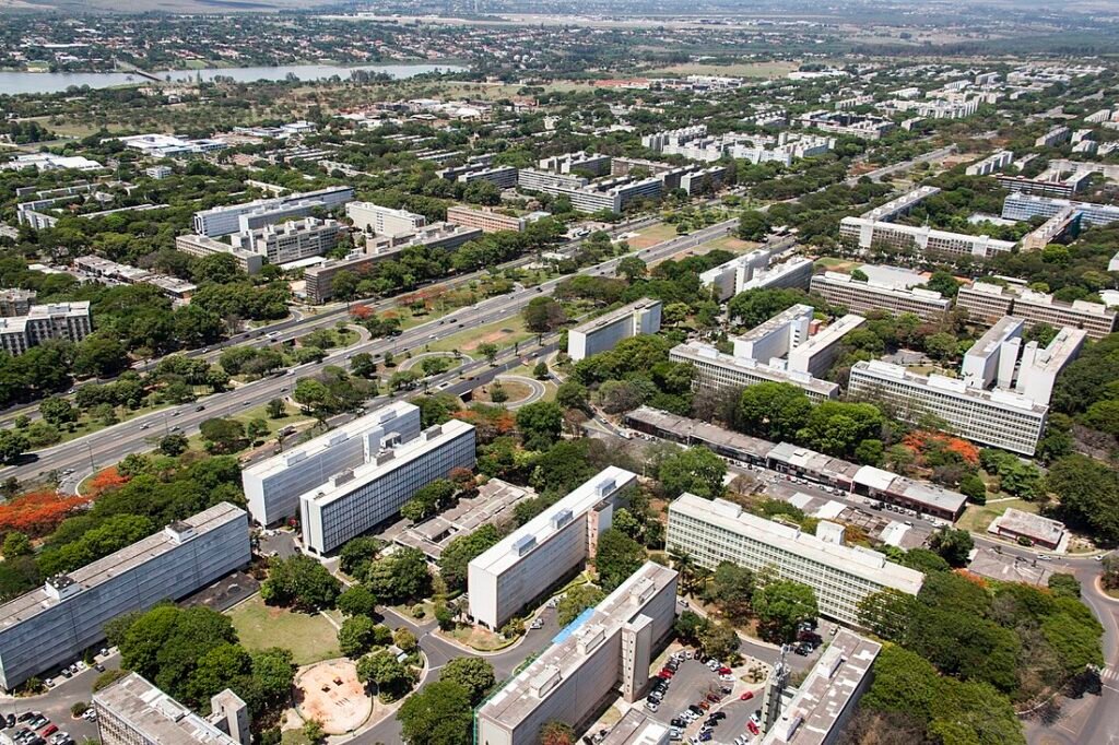 Qual é a localização e principais estabelecimentos da Rua das Farmácias Asa Sul